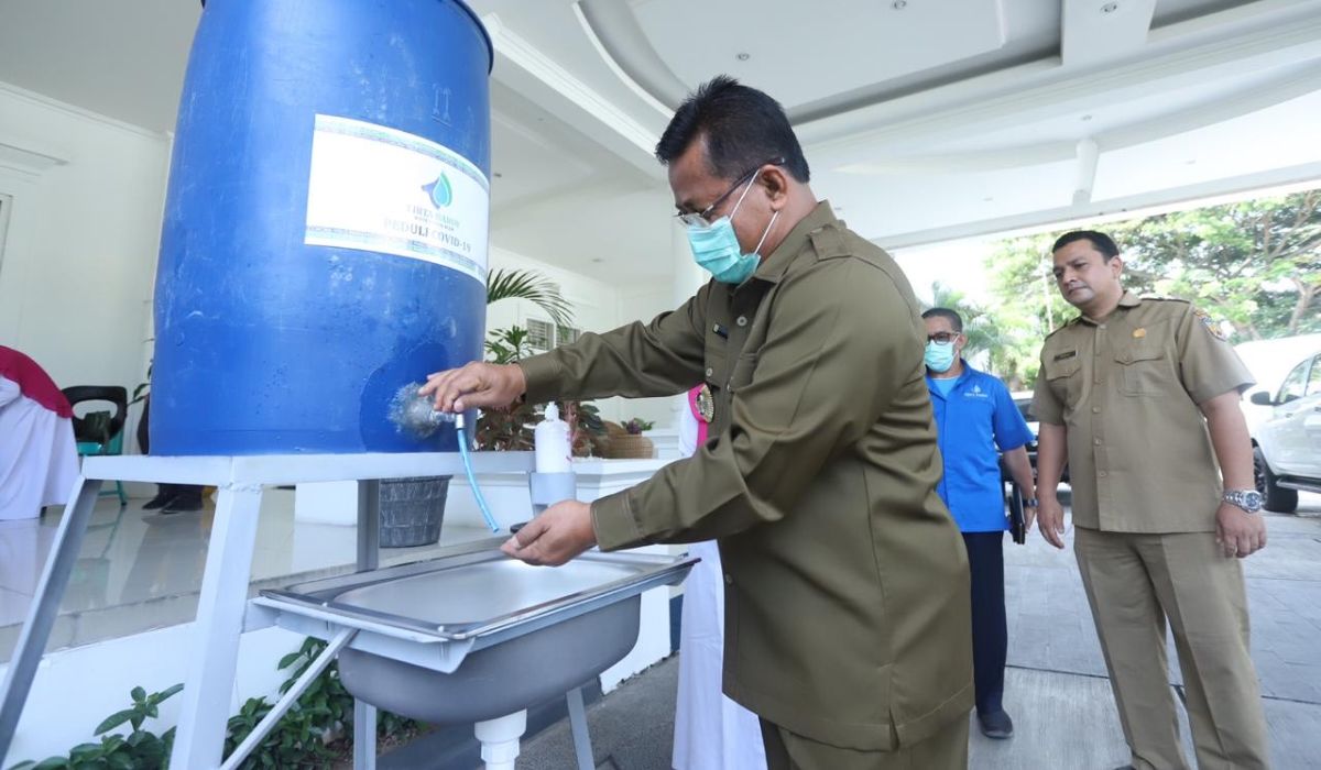 Wali Kota Banda Aceh Aminullah Usman mencoba fasilitas cuci tangan saat meninjau penerapan protokol kesehatan COVID-19 di lingkungan Pemko Banda Aceh.