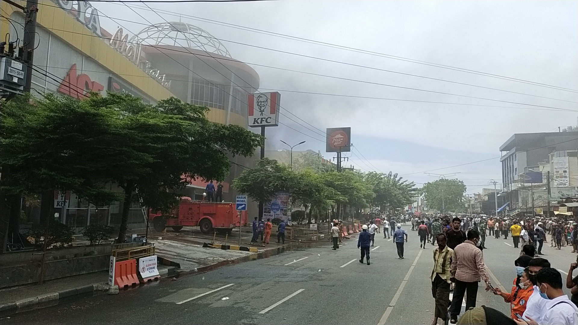Lebih 3 Jam Suzuya Mall Banda Aceh Masih Berasap Dampak Kebakaran