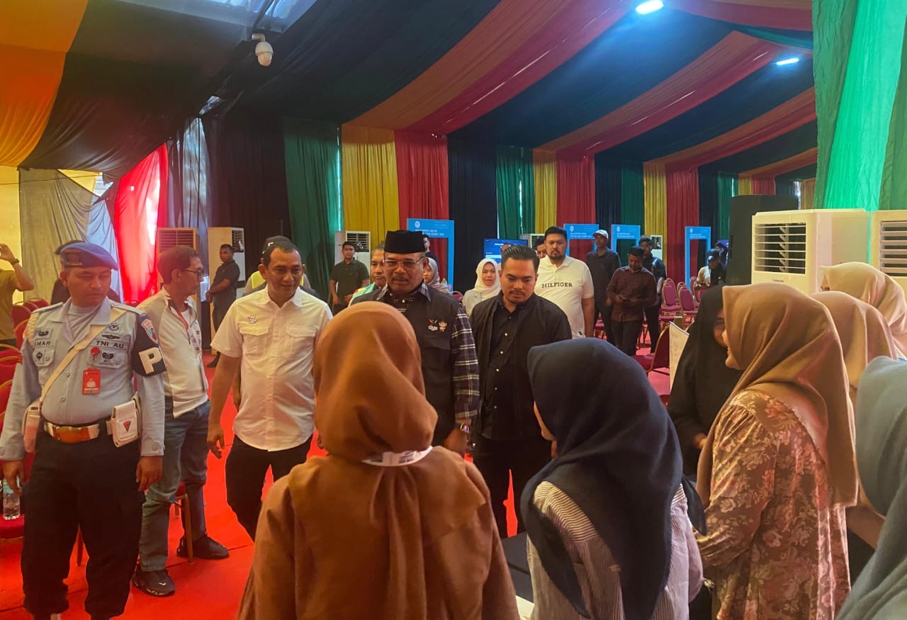 Pj Gubernur Safrizal Sambut Tim PON Papua Pengunungan di Bandara Internasional SIM