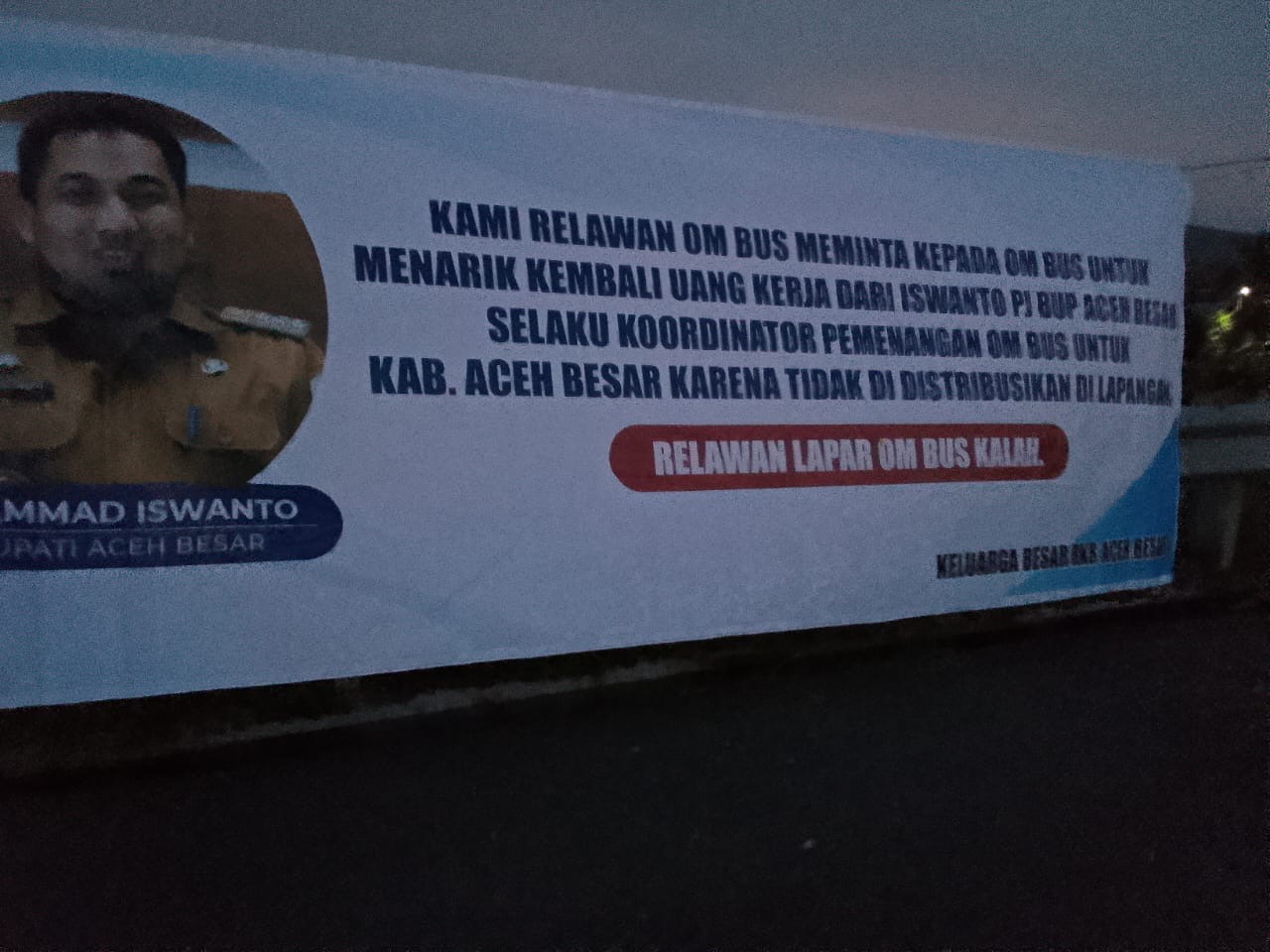 Spanduk Bertebaran: Relawan Om Bus Protes “Relawan Lapar, Om Bus Kalah”