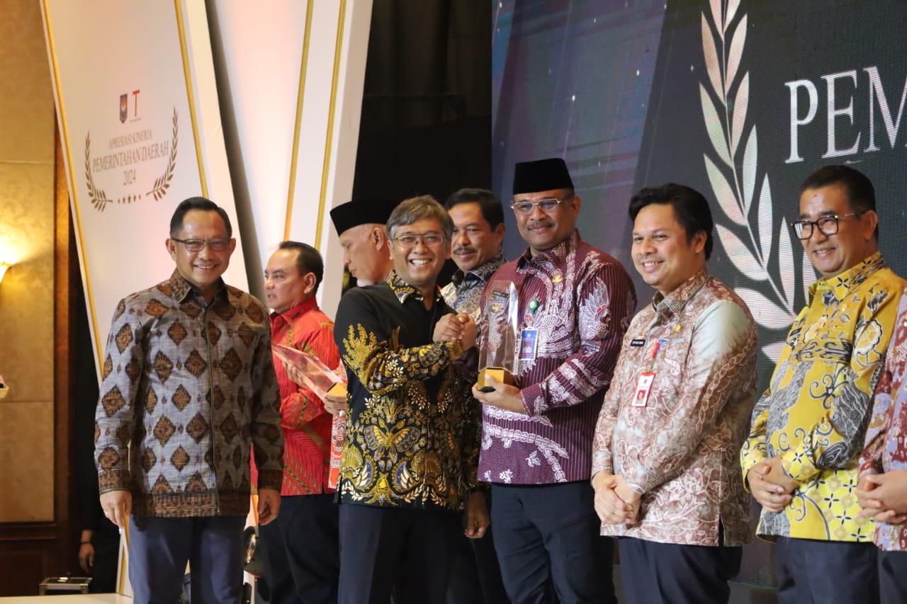 Pj Gubernur Aceh Safrizal ZA Raih Penghargaan Kinerja Pemerintahan Daerah 2024