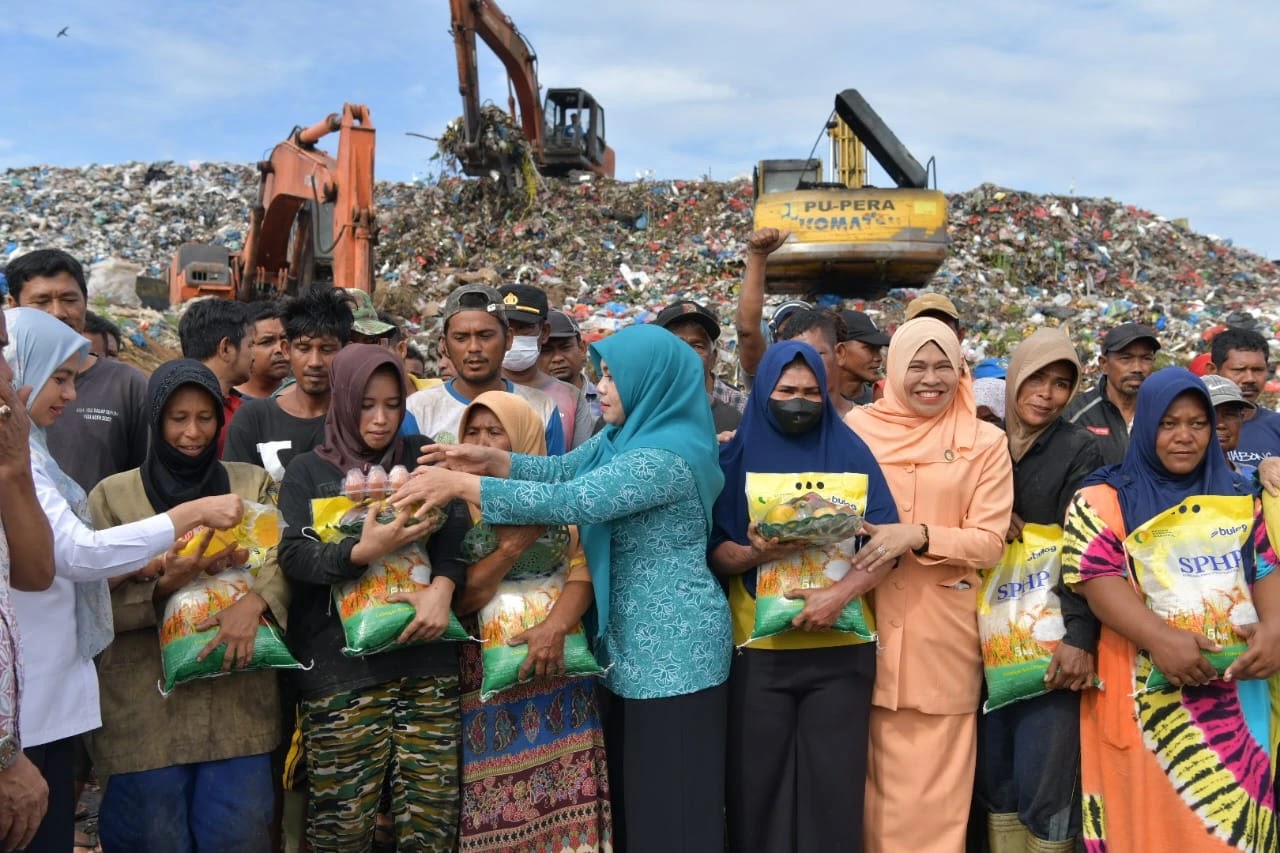 PKK Aceh Bagikan Sembako untuk Pemulung di TPA Gampong Jawa