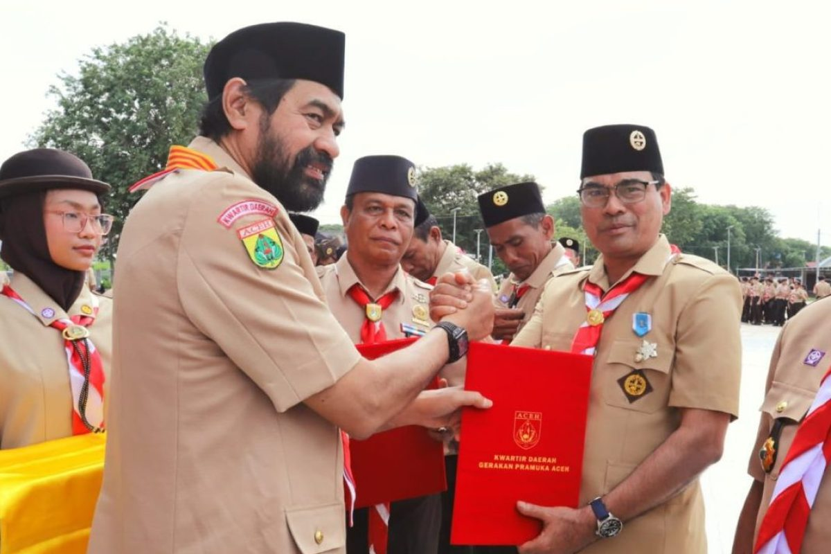 Rektor UIN Ar-Raniry Terima Penghargaan Lencana Pancawarsa I dari Gerakan Pramuka Aceh