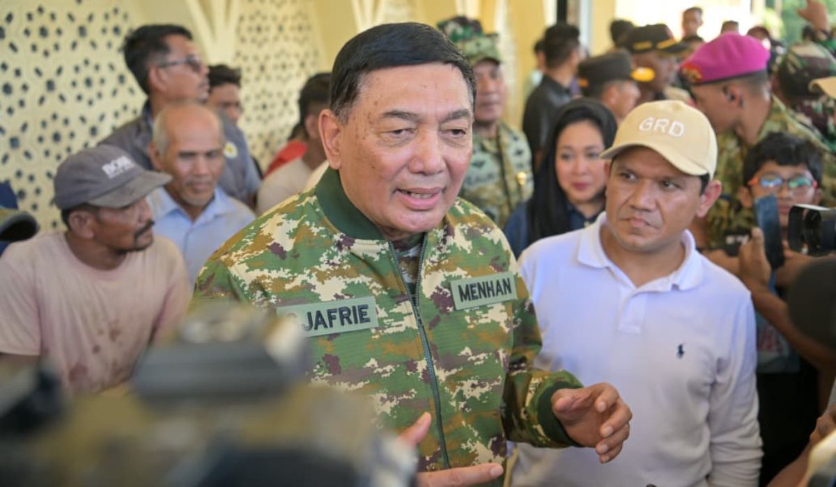 Menteri Pertahanan (Menhan) Sjafrie Samsoeddin, saat memberikan keterangan pers di Pidie Jaya, Sabtu (29/11/2025). Pemerintah mengerahkan armada udara TNI untuk menjatuhkan logistik bantuan langsung ke titik-titik banjir yang sulit dijangkau jalur darat. (Foto: Dok. Menhan RI).