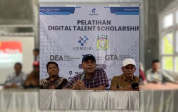 Plt. Kepala Dinas Pendidikan Aceh, Murthalamuddin (tengah), memberikan arahan saat membuka Pelatihan Digital Talent Scholarship di SMAN 2 Pulo Aceh, Selasa (25/11/2025). Program ini digelar untuk meningkatkan kompetensi digital siswa dan guru di wilayah kepulauan terluar Aceh. (Foto: Dok. Humas Disdik Aceh).