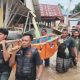 Tim gabungan mengevakuasi jenazah M. Rais (19) menerobos banjir di kawasan Jangka Buya, Pidie Jaya, Jumat (28/11/2025). Santri Dayah Mudi Samalanga tersebut ditemukan meninggal dunia setelah sebelumnya dilaporkan hanyut terbawa arus. (Foto: Dok. Humas Polres Pidie Jaya).