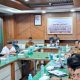Sekretaris Daerah Aceh, M. Nasir (tengah), memimpin rapat koordinasi percepatan pembangunan Sekolah Rakyat bersama Satker Prasarana Strategis Kementerian PUPR di Ruang Rapat Sekda Aceh, Banda Aceh, Selasa (25/11/2025). Rapat ini menyoroti kendala lahan yang menghambat pelaksanaan proyek di sejumlah daerah. (Foto: Dok. Humas Pemerintah Aceh).