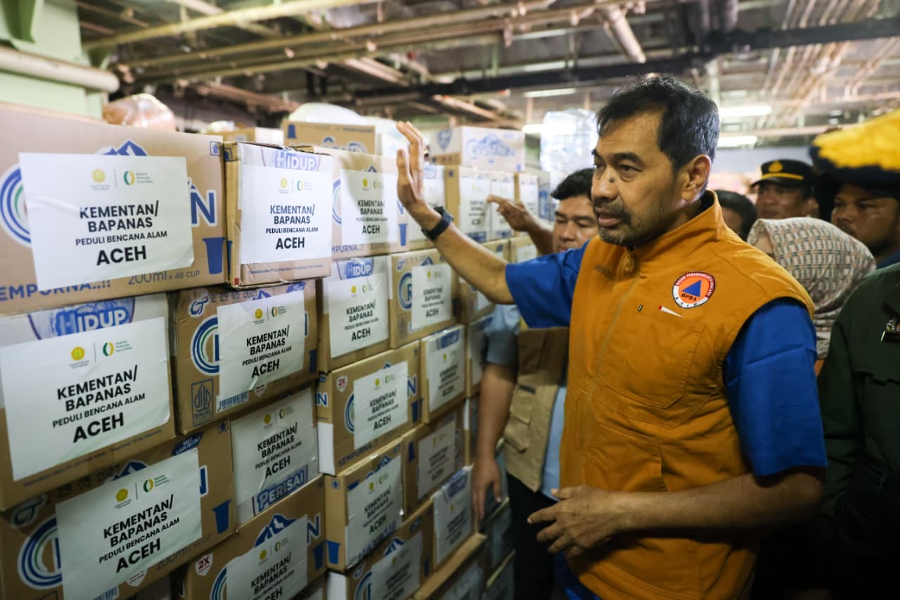 Gubernur Aceh Muzakir Manaf meninjau logistik bantuan pangan di Pelabuhan Krueng Geukueh, Aceh Utara, pada Kamis (18/12/2025) lalu. (Foto: Dok. Pemerintah Aceh).