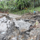 Pengendara sepeda motor melintasi jalan nasional Bireuen–Takengon yang amblas di Bireuen, Aceh, Senin (15/12/2025). Hujan deras akhir November memicu puluhan longsor dan amblas, mengganggu akses menuju Bener Meriah. (Foto: ANTARA FOTO/Irwansyah Putra/tom).