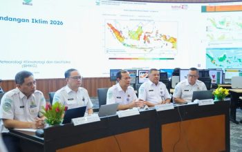 Kepala dan jajaran pimpinan BMKG menyampaikan Climate Outlook 2026 dalam konferensi pers di Jakarta, Selasa (23/12/2025), yang memproyeksikan iklim 2026 bersifat normal dengan sejumlah risiko cuaca yang tetap perlu diantisipasi. (Foto: Dok. BMKG).