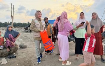 Ketua TP PKK Aceh Marlina Muzakir menyerahkan bantuan kepada warga terdampak banjir bandang di lokasi pengungsian warga Gampong Lhok Gunci, Kecamatan Sawang, Aceh Utara, Senin (22/12/2025). (Foto: Dok. TP PKK Aceh).