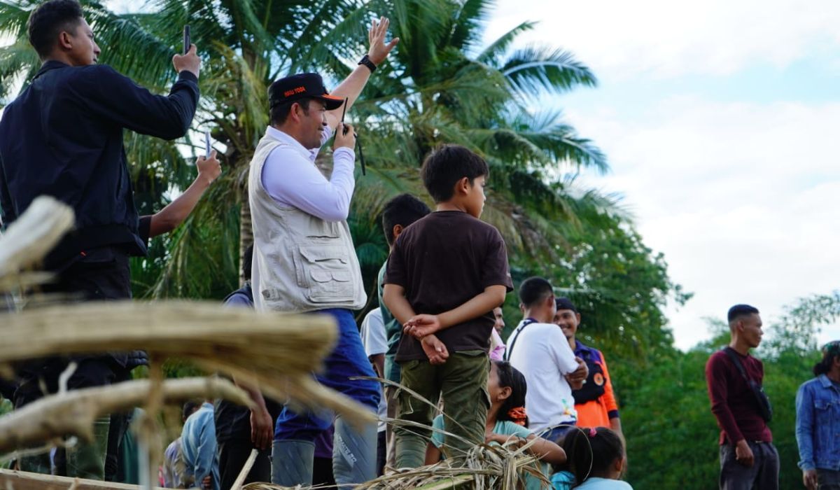 Bupati Aceh Tengah, Haili Yoga, menyapa warganya di Kampung Reje Payung, Kecamatan Linge, yang terdampak parah bencana pada Sabtu (20/12/2025) lalu. (Foto: Dok. Pemkab Aceh Tengah).