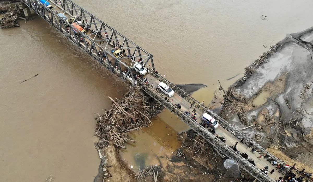 Foto udara kendaraan melewati Jembatan Bailey Teupin Reudeup-Awe Geutah yang baru selesai dibangun setelah sebelumnya putus akibat bencana banjir bandang di Bireuen, Aceh, Kamis (18/12/2025). (Foto: ANTARA FOTO/Irwansyah Putra/foc).