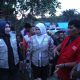 Ketua TP PKK Aceh Marlina Muzakir (tengah) bersama Staf Ahli TP PKK Aceh Mukarramah Fadhlullah berdialog dengan aparatur gampong dan warga saat menyerahkan bantuan tanggap darurat di Gampong Blang Seunong, Jumat (19/12/2025). (Foto: Dok. TP PKK Aceh).