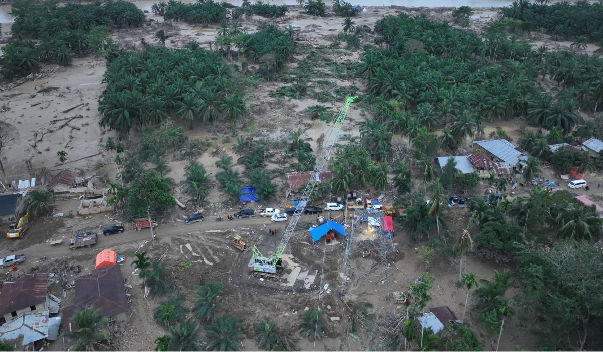 alat berat (crane) yang dimodifikasi sebagai tower darurat jaringan transmisi 150 kilovolt (kV) Pangkalan Brandan–Langsa, Jumat (19/12/2025). (Foto: Dok. PLN).