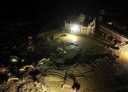 Pembersihan Pesantren Darul Mukhlisin Berlangsung Hingga Malam Hari