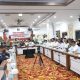 Pemerintah pusat dan Pemerintah Aceh menggelar rapat koordinasi rehabilitasi dan rekonstruksi infrastruktur pascabencana banjir dan longsor di Kantor Gubernur Aceh, Banda Aceh, Jumat (19/12/2025). (Foto: Dok. Pemerintah Aceh/koranaceh.net).
