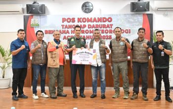 Pemkot Bogor menyerahkan simbolis bantuan Rp1 miliar kepada Pemerintah Aceh di Posko Komando Tanggap Darurat Bencana Hidrometeorologi Aceh, Banda Aceh, Kamis (18/12/2025). (Foto: Dok. Pemerintah Aceh)