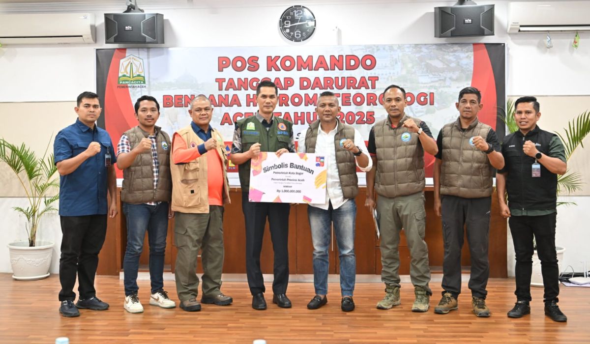 Pemkot Bogor menyerahkan simbolis bantuan Rp1 miliar kepada Pemerintah Aceh di Posko Komando Tanggap Darurat Bencana Hidrometeorologi Aceh, Banda Aceh, Kamis (18/12/2025). (Foto: Dok. Pemerintah Aceh)