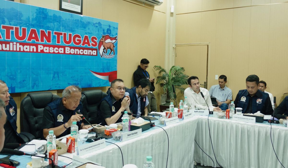 Rapat pemulihan pascabencana Aceh di Banda Aceh, Selasa (30/12/2025), yang dihadiri pimpinan DPR RI, pemerintah pusat, dan Pemerintah Aceh, membahas kebutuhan dukungan pusat untuk pemulihan banjir dan longsor. (Foto: Dok. Pemerintah Aceh).