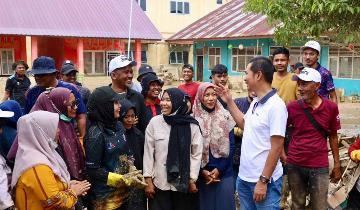 Sekda Aceh Muhammad Nasir berdialog dengan ASN dan warga saat gotong royong membersihkan fasilitas pendidikan terdampak banjir di Aceh Tamiang, Minggu (4/1/2026). (Foto: Dok. Pemerintah Aceh/KoranAceh.Net).