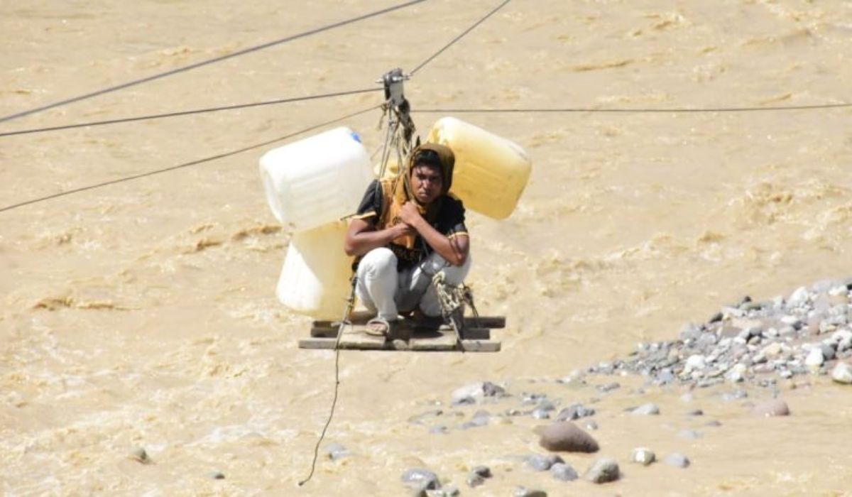 Seorang warga menyeberangi sungai menggunakan sling kabel manual, Sabtu (3/1/2026). Sling kabel manual ini menjadi satu-satunya akses untuk mengangkut logistik warga di wilayah yang akses jembatannya masih terputus. (Foto: Dok. Pemkab Aceh Tengah/KoranAceh.Net).