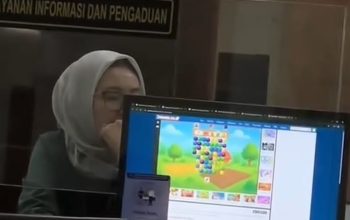 Viral Petugas PTSP PN Jakarta Pusat Diduga Main Game saat Jam Kerja, Jubir Ungkap Sedang Ditelusuri