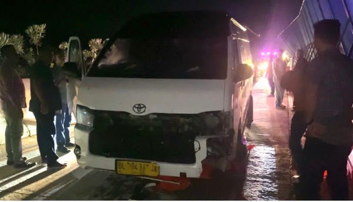 Hiace Ringsek Usai Tabrak Pembatas Jalan di Tol Sibanceh