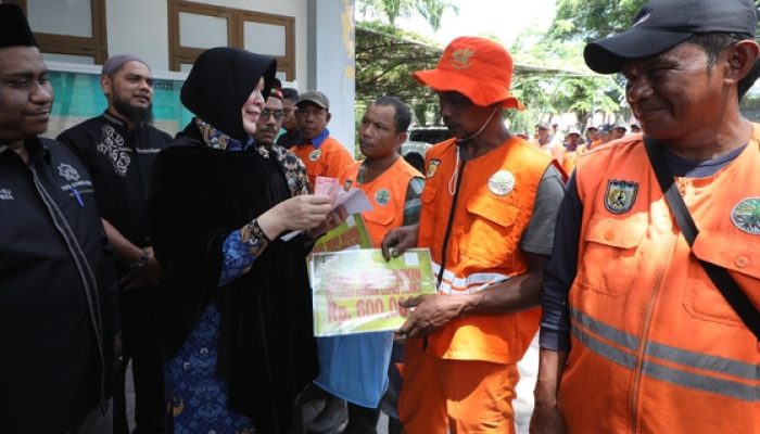 Wali Kota Banda Aceh Salurkan Zakat dan Paket Ramadan untuk Petugas Harian