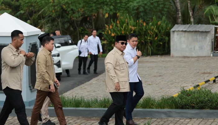 Prabowo Ziarah ke Makam Kakeknya di Banyumas, Disambut Hangat Warga