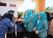 Marlina Muzakir Tepati Janji, Seragam Baru Dibagikan ke Siswa SDN 6 Tanoh Jamboe Aye Aceh Utara