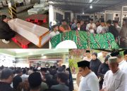 Zulmansyah Sekedang Dimakamkan di Pekanbaru, Putra Almarhum Kumandangkan Azan di Liang Lahat