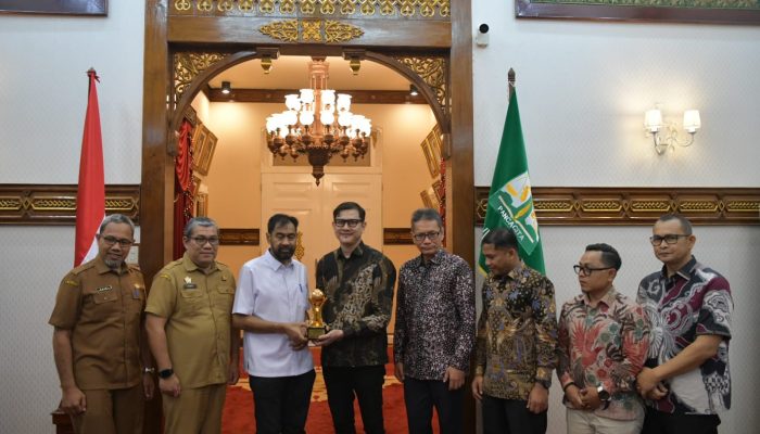 Muzakir Manaf Dapat Penghargaan Nasional di Top BUMD Awards