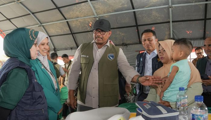 Safrizal ZA berdialog dengan tim Fakultas Kedokteran USK saat pelayanan kesehatan bagi penyintas banjir di Huntara Aceh Tamiang. Program ini menjadi bagian pengabdian masyarakat perguruan tinggi dalam mendukung pemulihan pascabencana.