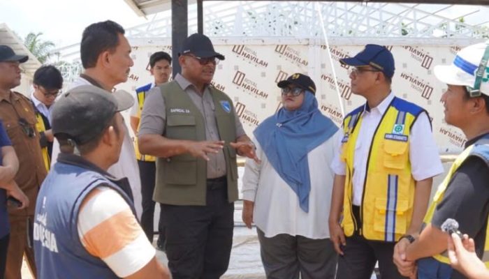 Kepala Posko Wilayah Satgas PRR Aceh, Safrizal ZA, saat mendampingi penyerahan bantuan stimulan jaminan hidup warga di Aceh Tamiang