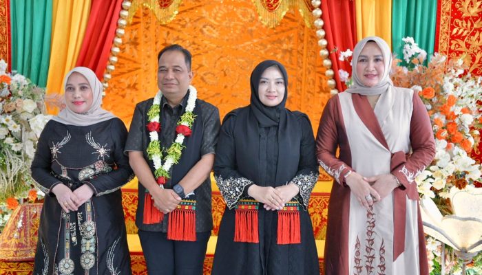 Ketua TP PKK Aceh Sambut Kedatangan Irjen Pol Ruddi Setiawan di Bandara SIM