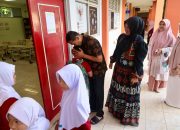 Wagub Aceh Bersama Istri Antar Anak ke Sekolah, Wujud Dukungan GAMAS