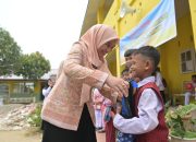 Ketua DWP Aceh Serahkan Bantuan Perlengkapan Sekolah untuk Korban Banjir Aceh Tamiang