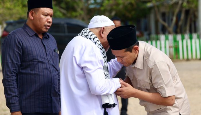 Wagub Aceh Serahkan Bantuan Perlengkapan Ibadah di Dayah Abu Paya Pasi