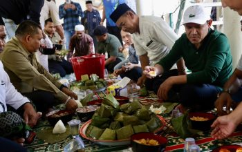 Wagub Fadlullah Hadiri Kenduri Maulid, Nikmati Tradisi Makan Bersama di Pidie