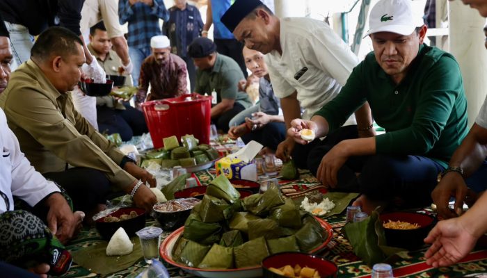 Wagub Fadlullah Hadiri Kenduri Maulid, Nikmati Tradisi Makan Bersama di Pidie