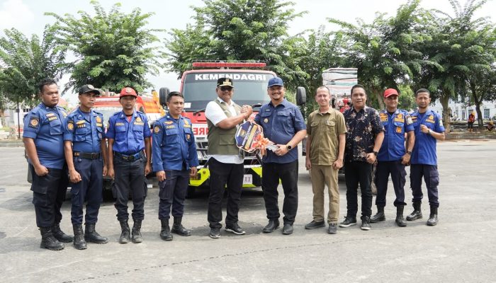Safrizal Serahkan Mobil Damkar dan Pompa Portable untuk Aceh Tamiang