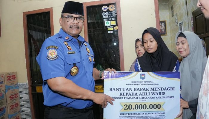 Safrizal sampaikan santunan Mendagri kepada petugas damkar pangkep